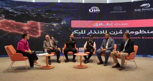 جلسة حوارية ومناقشة بين مجموعة من الخبراء والمتحدثين على المسرح خلال حدث إطلاق "منظومة مُزن للإنذار المبكر" أمام شاشة رئيسية تعرض الشعار وخارطة مناخية لليبيا
