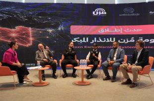 جلسة حوارية ومناقشة بين مجموعة من الخبراء والمتحدثين على المسرح خلال حدث إطلاق "منظومة مُزن للإنذار المبكر" أمام شاشة رئيسية تعرض الشعار وخارطة مناخية لليبيا