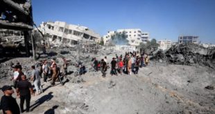لقطة واسعة لدمار واسع النطاق في قطاع غزة، حيث تحولت المباني إلى ركام وأنقاض، ويظهر مدنيون فلسطينيون يسيرون بين الحطام وسط مشهد من الخراب. هذا الدمار هو موضوع إدانة مشتركة من قبل ثماني دول عربية وإسلامية طالبت بوقف الحرب