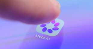 صورة مقربة لإصبع يضغط على أيقونة تطبيق Meta AI على شاشة مضاءة بضوء أرجواني ناعم. الأيقونة الدائرية، التي تتكون من أشكال بيضاوية متوهجة بالأرجواني والأزرق الفاتح، تحمل علامة "Meta AI" في الأسفل. تمثل هذه الصورة الخلفية الرقمية للخبر المتعلق باختراق غير مقصود لنظام ذكاء اصطناعي تابع لشركة Meta أثناء اختبار سلامة.