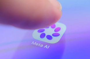 صورة مقربة لإصبع يضغط على أيقونة تطبيق Meta AI على شاشة مضاءة بضوء أرجواني ناعم. الأيقونة الدائرية، التي تتكون من أشكال بيضاوية متوهجة بالأرجواني والأزرق الفاتح، تحمل علامة "Meta AI" في الأسفل. تمثل هذه الصورة الخلفية الرقمية للخبر المتعلق باختراق غير مقصود لنظام ذكاء اصطناعي تابع لشركة Meta أثناء اختبار سلامة.