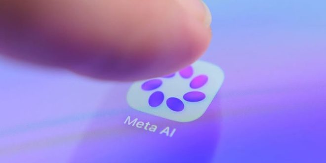 صورة مقربة لإصبع يضغط على أيقونة تطبيق Meta AI على شاشة مضاءة بضوء أرجواني ناعم. الأيقونة الدائرية، التي تتكون من أشكال بيضاوية متوهجة بالأرجواني والأزرق الفاتح، تحمل علامة "Meta AI" في الأسفل. تمثل هذه الصورة الخلفية الرقمية للخبر المتعلق باختراق غير مقصود لنظام ذكاء اصطناعي تابع لشركة Meta أثناء اختبار سلامة.