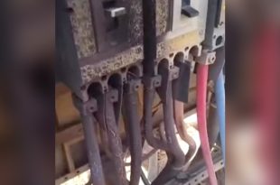 صورة للوحة مفاتيح كهربائية محروقة ومتفحمة داخل محطة كهرباء، نتيجة اعتداء في منطقة شبنة. تظهر الأسلاك الكهربائية الملونة (أحمر، أزرق) ذائبة ومشوهة بشكل واضح، مما يدل على حجم الأضرار التي أدت لانقطاع التيار
