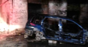 ​صورة لهيكل سيارة محترقة بالكامل في موقع الحريق بسوق التوانسة بالمنطقة الصناعية بمدينة البيضاء بعد إخماده من قبل هيئة السلامة الوطنية.