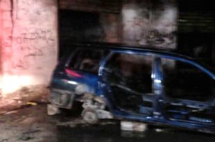 ​صورة لهيكل سيارة محترقة بالكامل في موقع الحريق بسوق التوانسة بالمنطقة الصناعية بمدينة البيضاء بعد إخماده من قبل هيئة السلامة الوطنية.