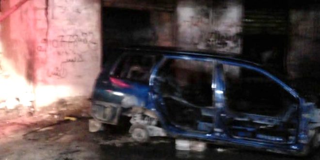 ​صورة لهيكل سيارة محترقة بالكامل في موقع الحريق بسوق التوانسة بالمنطقة الصناعية بمدينة البيضاء بعد إخماده من قبل هيئة السلامة الوطنية.