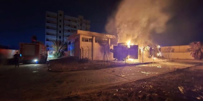 صورة لتضرر واحتراق محطة تحويل الكهرباء (30/11 ك.ف) في منطقة جنوب الزاوية جراء استهدافها.