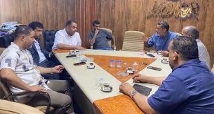 مجموعة من المسؤولين والمستشارين يجلسون حول طاولة اجتماعات خشبية يناقشون مستجدات الأوضاع في مدينة الزاوية.