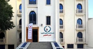 الواجهة الأمامية لمبنى جامعة التحدي الطبية الأهلية والمبنى التعليمي مع درجات مدخل رئيسي وشعار الجامعة.