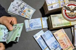 أيدٍ تقوم بعد حزم نقدية من الدينار الليبي والدولار الأمريكي، بجانب شعار جهاز مكافحة الجرائم المالية وغسل الأموال وتمويل الإرهاب الليبي.