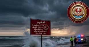 لوحة تحذيرية حمراء على شاطئ بحر هائج تحذر من خطر السباحة وحظرها تماماً، بجانب سيارة إنقاذ وعناصر السلامة البحرية.