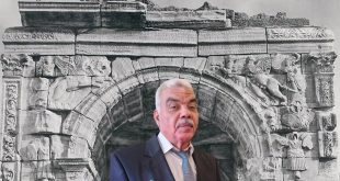 صورة مركبة للأكاديمي خالد الهدار وخلفه جزء من النقش الإهدائي والمنحوتات الأثرية على قوس ماركوس أوريليوس في طرابلس.