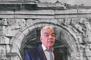 صورة مركبة للأكاديمي خالد الهدار وخلفه جزء من النقش الإهدائي والمنحوتات الأثرية على قوس ماركوس أوريليوس في طرابلس.