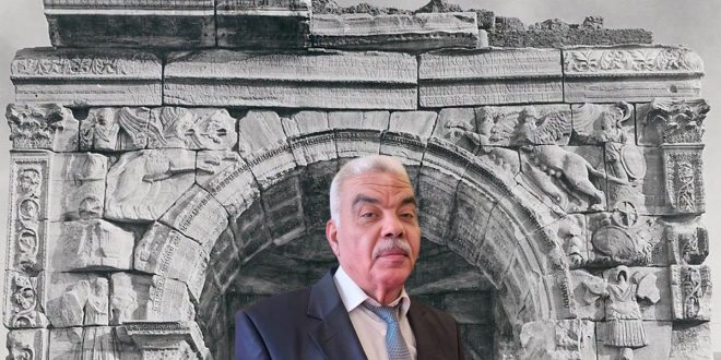 صورة مركبة للأكاديمي خالد الهدار وخلفه جزء من النقش الإهدائي والمنحوتات الأثرية على قوس ماركوس أوريليوس في طرابلس.
