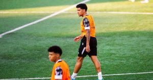 جانب من تدريبات لاعبي فريق المدينة لكرة القدم على أرضية ملعب النادي استعداداً للموسم الجديد.