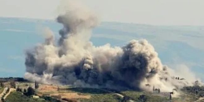 تصاعد سحابة دخان ضخمة نتيجة غارة جوية إسرائيلية على جنوب لبنان، بالقرب من بلدة أنصار، كما يظهر في المشهد العام للتضاريس الحدودية.