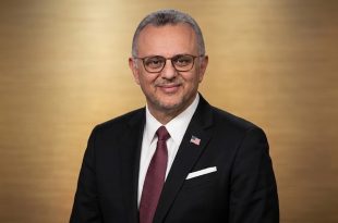 ​صورة رسمية لمسعد بولس، مستشار الرئيس الأمريكي للشؤون العربية والإفريقية.