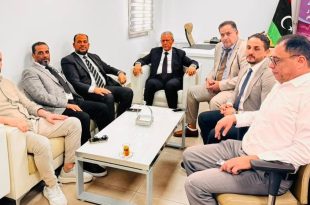 ​صورة رئيس لجنة إدارة جهاز الإمداد الطبي ومحفظة ليبيا أفريقيا للاستثمار خلال اجتماعهم لبحث فرص الاستثمار في القطاع الصحي والأمن الدوائي.