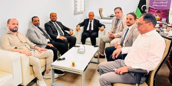 ​صورة رئيس لجنة إدارة جهاز الإمداد الطبي ومحفظة ليبيا أفريقيا للاستثمار خلال اجتماعهم لبحث فرص الاستثمار في القطاع الصحي والأمن الدوائي.