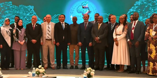 صورة جماعية رسمية للمشاركين في اللقاء التكويني الثاني لتعميق مواءمة أجندة أفريقيا 2063 في طرابلس، يتقدمهم الدكتور محمد الفاضل جبران، أمام خلفية تحمل شعار الأجندة