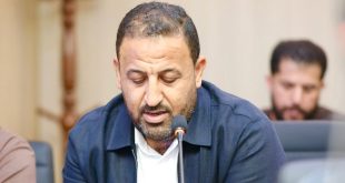 عميد بلدية أوجلة أحمد بلعيد ديهوم يتحدث خلال اجتماع مع مسؤولي القطاعات الخدمية بالبلدية