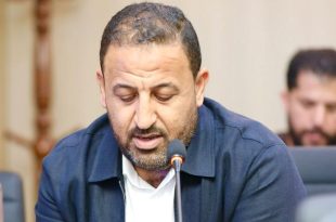 عميد بلدية أوجلة أحمد بلعيد ديهوم يتحدث خلال اجتماع مع مسؤولي القطاعات الخدمية بالبلدية