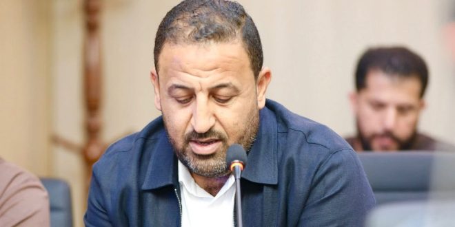 عميد بلدية أوجلة أحمد بلعيد ديهوم يتحدث خلال اجتماع مع مسؤولي القطاعات الخدمية بالبلدية