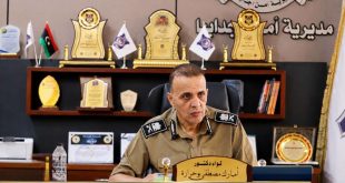 ​"صورة لمدير أمن أجدابيا اللواء د. أمبارك مصطفى بوحرارة داخل مكتبه خلال اجتماع لبحث أزمة الوقود في المدينة."