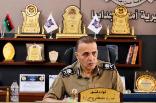 ​"صورة لمدير أمن أجدابيا اللواء د. أمبارك مصطفى بوحرارة داخل مكتبه خلال اجتماع لبحث أزمة الوقود في المدينة."