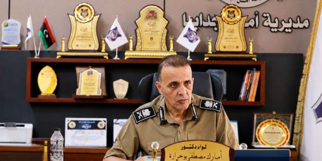 ​"صورة لمدير أمن أجدابيا اللواء د. أمبارك مصطفى بوحرارة داخل مكتبه خلال اجتماع لبحث أزمة الوقود في المدينة."