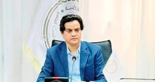 ​الصورة للشخصية الأكاديمية الدكتور عمار ميلاد نصر رئيس اللجنة العليا لبطولة الجامعات الليبية لكرة القدم أثناء حديثه لمنصة الصباح.