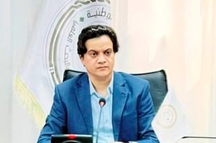 ​الصورة للشخصية الأكاديمية الدكتور عمار ميلاد نصر رئيس اللجنة العليا لبطولة الجامعات الليبية لكرة القدم أثناء حديثه لمنصة الصباح.