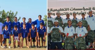 صورة مركبة تظهر في الجانب الأيمن مجموعة من الطلاب يرتدون قمصاناً بيضاء وقبعات ويحملون حقائب ظهر زيتية اللون أمام خلفية كُتب عليها "المؤسسات التعليمية"، وفي الجانب الأيسر مجموعة من الطلاب يرتدون قمصاناً زرقاء في ساحة خارجية أثناء فعاليات المخيم الوطني الثاني.