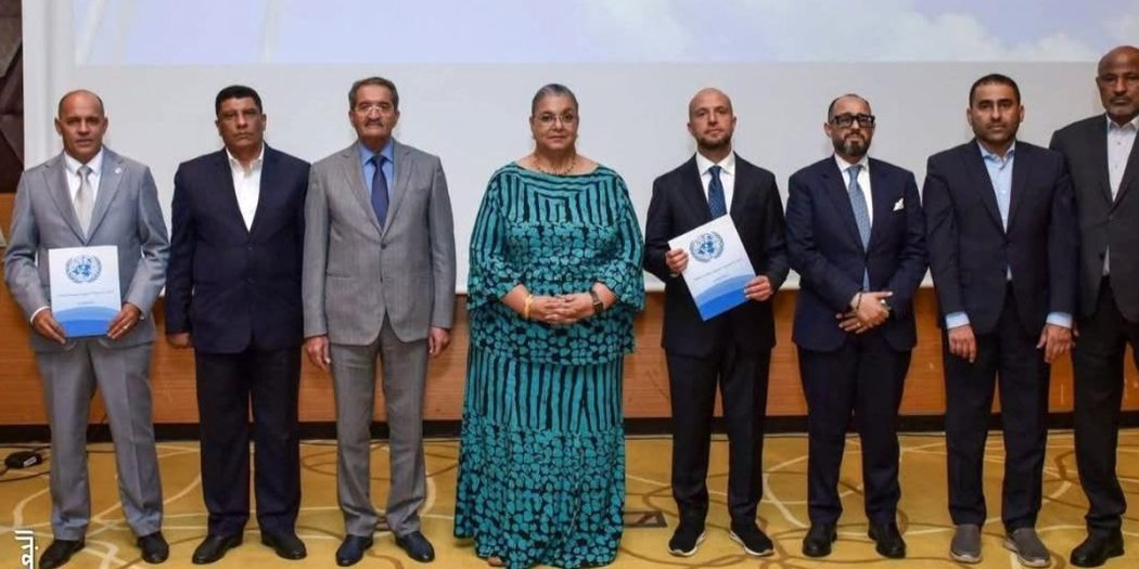 صورة جماعية للمبعوثة الأممية هانا تيتيه مع أعضاء لجنة "4+4" وعدد من الشخصيات الرسمية خلال مراسم توقيع الاتفاق النهائي بمقر بعثة الأمم المتحدة في طرابلس.