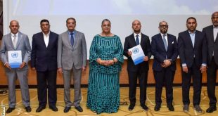 صورة جماعية للمبعوثة الأممية هانا تيتيه مع أعضاء لجنة "4+4" وعدد من الشخصيات الرسمية خلال مراسم توقيع الاتفاق النهائي بمقر بعثة الأمم المتحدة في طرابلس.