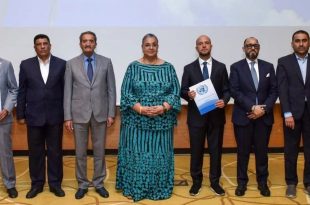 صورة جماعية للمبعوثة الأممية هانا تيتيه مع أعضاء لجنة "4+4" وعدد من الشخصيات الرسمية خلال مراسم توقيع الاتفاق النهائي بمقر بعثة الأمم المتحدة في طرابلس.