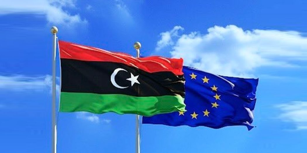 صورة تعبيرية تظهر علم ليبيا وعلم الاتحاد الأوروبي مرفوعين معاً في السماء، إشارةً إلى ترحيب الاتحاد الأوروبي باتفاق الأطراف الليبية بشأن مفوضية الانتخابات.
