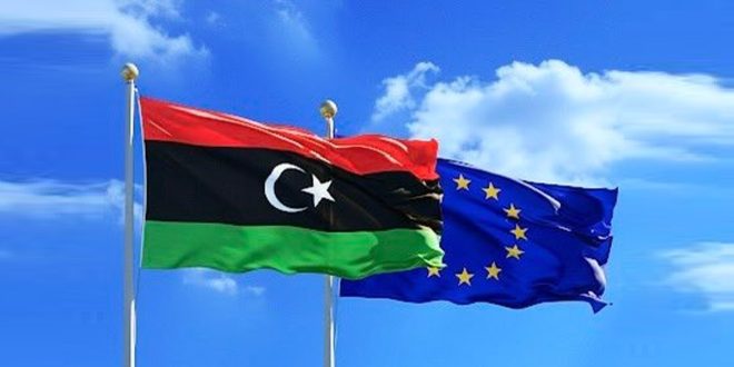 صورة تعبيرية تظهر علم ليبيا وعلم الاتحاد الأوروبي مرفوعين معاً في السماء، إشارةً إلى ترحيب الاتحاد الأوروبي باتفاق الأطراف الليبية بشأن مفوضية الانتخابات.