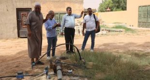 فريق فني من وزارة البيئة ومسؤولون محليون خلال جولة ميدانية لمتابعة مشكلة ارتفاع منسوب المياه في منطقة بئر الغنم.