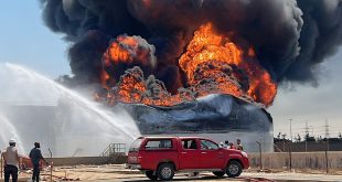 صورة لأحد خزانات الوقود التابعة لشركة الزاوية لتكرير النفط المتضررة جراء الاعتداءات الأخيرة على المجمع النفطي.