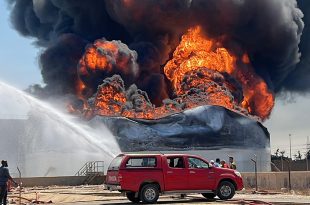 صورة لأحد خزانات الوقود التابعة لشركة الزاوية لتكرير النفط المتضررة جراء الاعتداءات الأخيرة على المجمع النفطي.