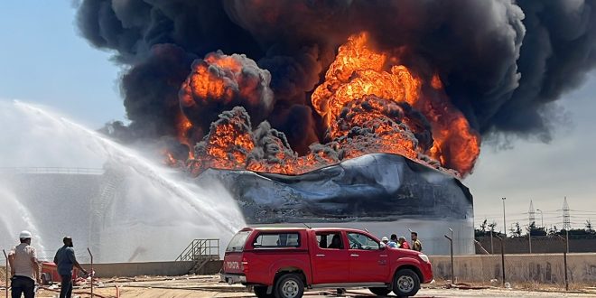 صورة لأحد خزانات الوقود التابعة لشركة الزاوية لتكرير النفط المتضررة جراء الاعتداءات الأخيرة على المجمع النفطي.
