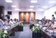 اجتماع موسع للجنة معالجة أزمة الوقود والغاز بحضور مسئولين أمنيين وممثلي شركات التوزيع في قاعة اجتماعات