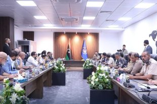 اجتماع موسع للجنة معالجة أزمة الوقود والغاز بحضور مسئولين أمنيين وممثلي شركات التوزيع في قاعة اجتماعات