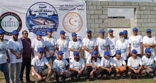 مجموعة من المشاركين والمنظمين في مسابقة صيد سمكة الأرنب بمصراتة