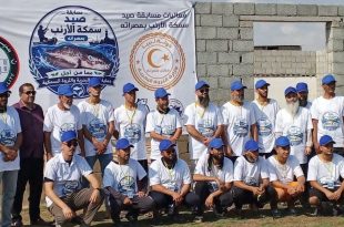 مجموعة من المشاركين والمنظمين في مسابقة صيد سمكة الأرنب بمصراتة