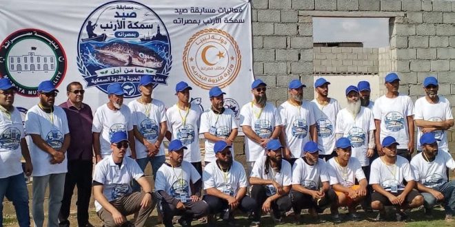 مجموعة من المشاركين والمنظمين في مسابقة صيد سمكة الأرنب بمصراتة