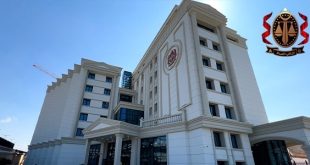 مبنى حديث وضخم باللون الأبيض يتبع لمكتب النائب العام، يتكون من عدة طوابق بتصميم معماري حديث