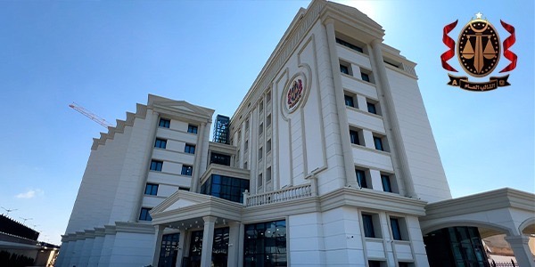 مبنى حديث وضخم باللون الأبيض يتبع لمكتب النائب العام، يتكون من عدة طوابق بتصميم معماري حديث