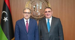 وزير المالية راشد أبوغفه وبجانبه كبير المستشارين للشؤون السياسية الليبية بوزارة الخارجية الأميركية جيرمي برنت،